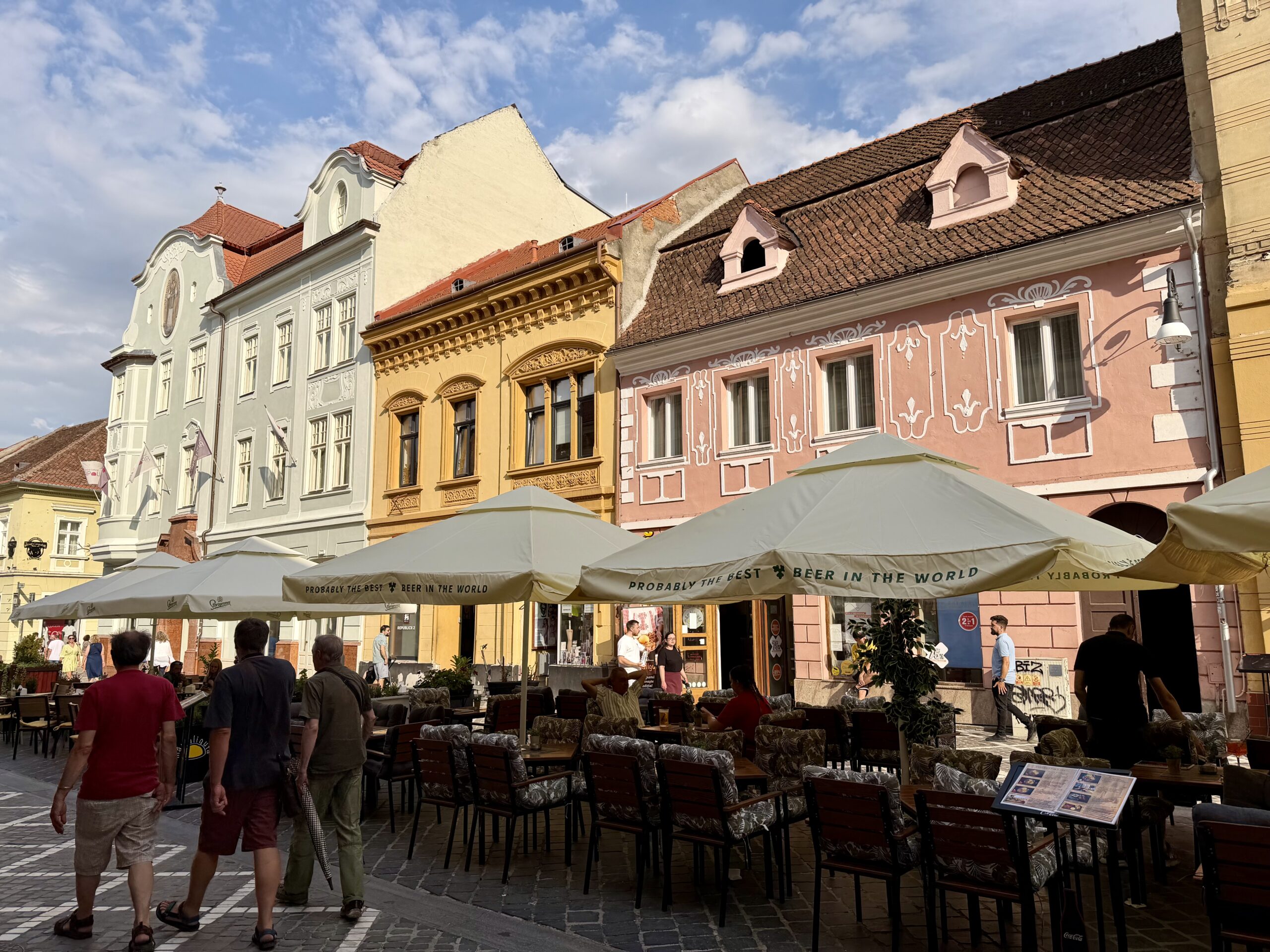 Que voir et que faire à Brașov ? Guide complet & Conseils Vue sur des maisons colorées de La Strada Republicii à Brasov