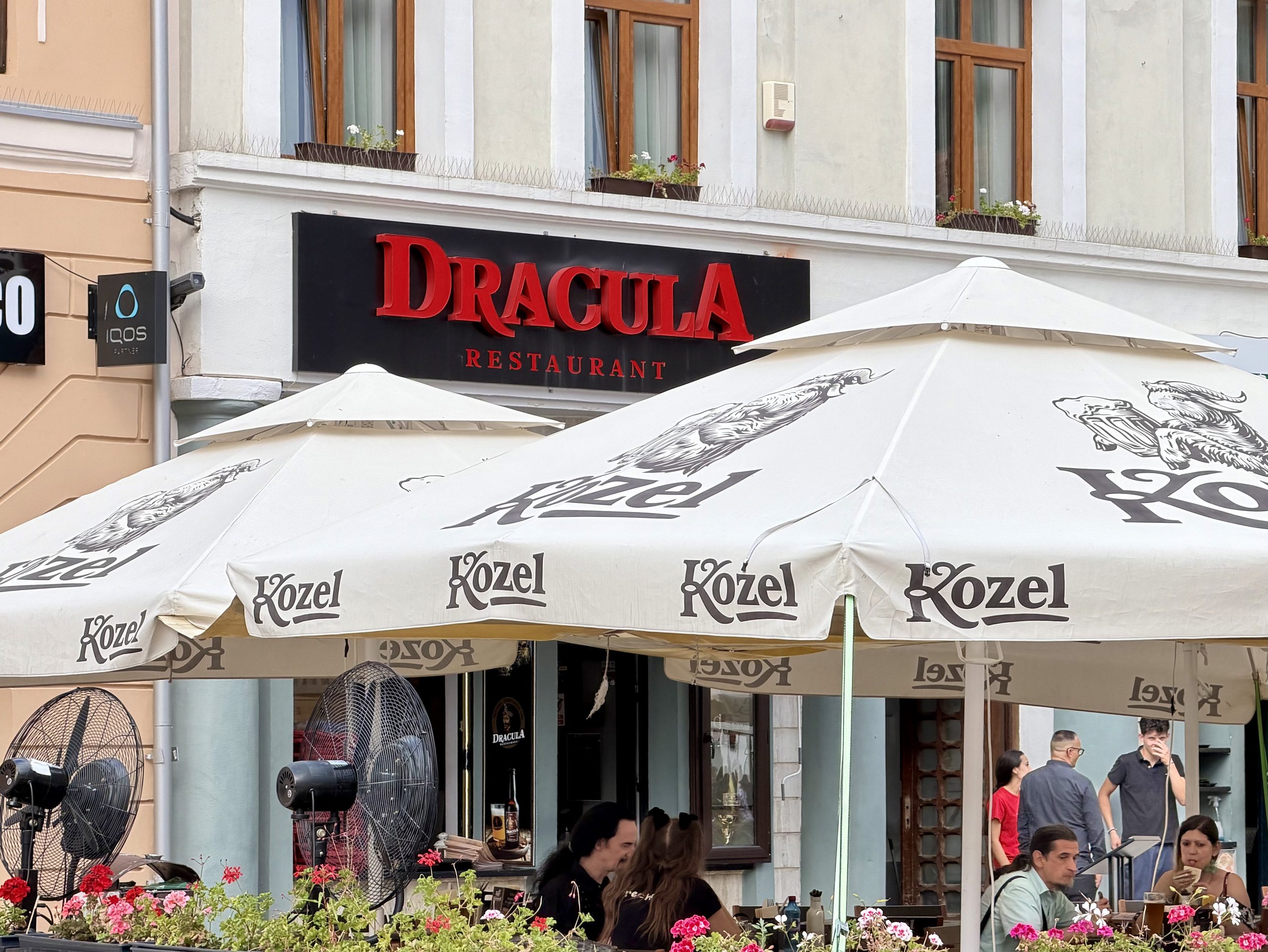 Que faire autour de Brașov ? Les meilleures excursions à moins d'une heure de route Façade du restaurant Dracula à Brașov