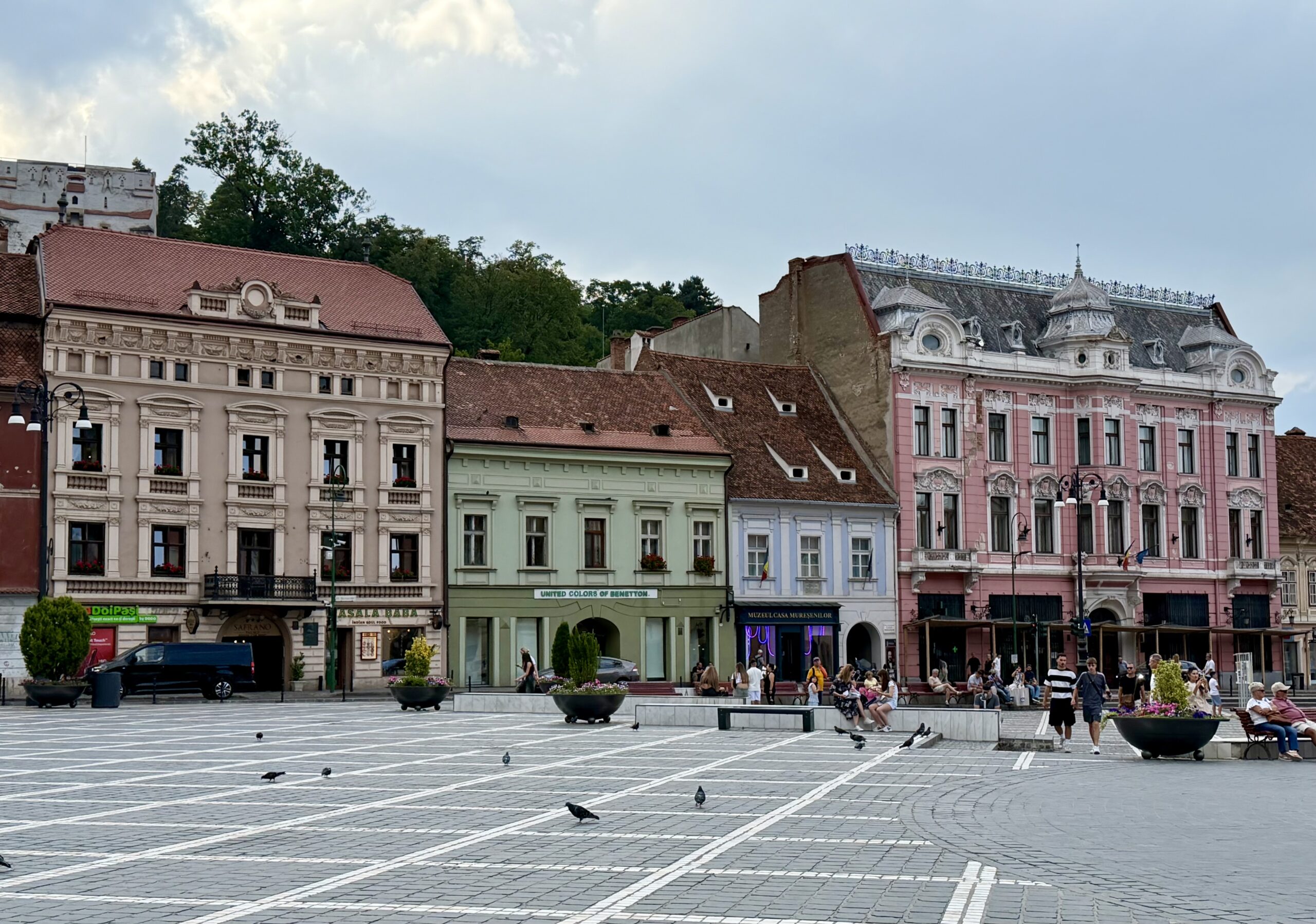 Que voir et que faire à Brașov ? Guide complet & Conseils Vue sur de beaux bâtiments colorés depuis la place du Conseil (Piața Sfatului) à Brasov