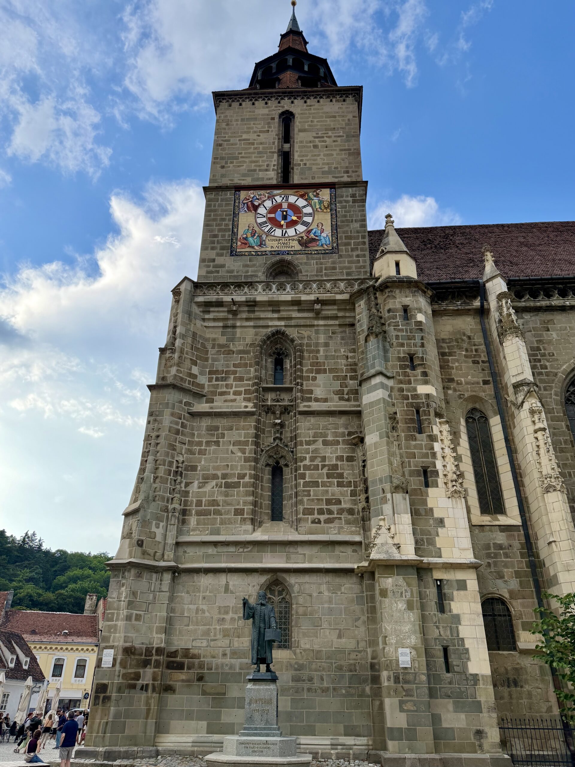 Que voir et que faire à Brașov ? Guide complet & Conseils Vue côté droit de l'Église Noire (Biserica Neagră) à Brasov