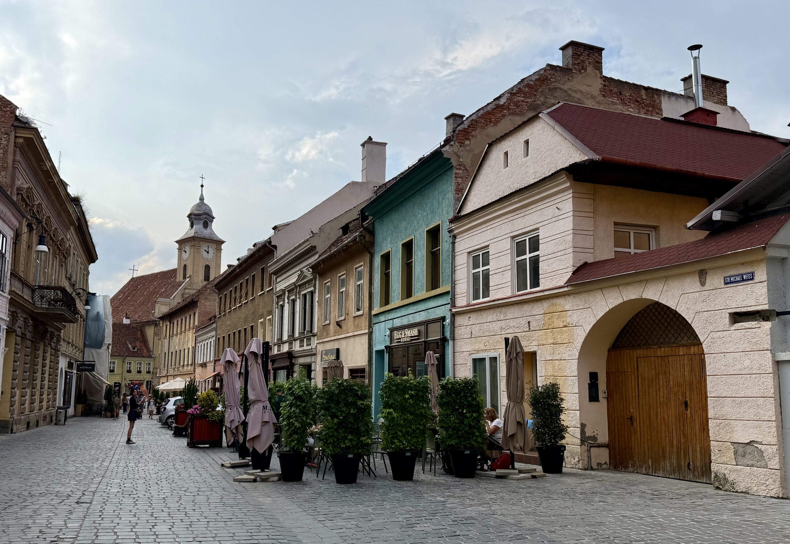Que voir et que faire à Brașov ? Guide complet & Conseils Vue sur une rue adjacente à la Strada Republicii à Brasov