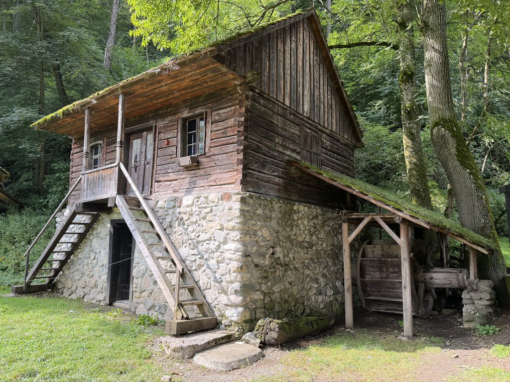 Que faire autour de Brașov ? Les meilleures excursions à moins d'une heure de route Maison du village musée à côté du château de Bran