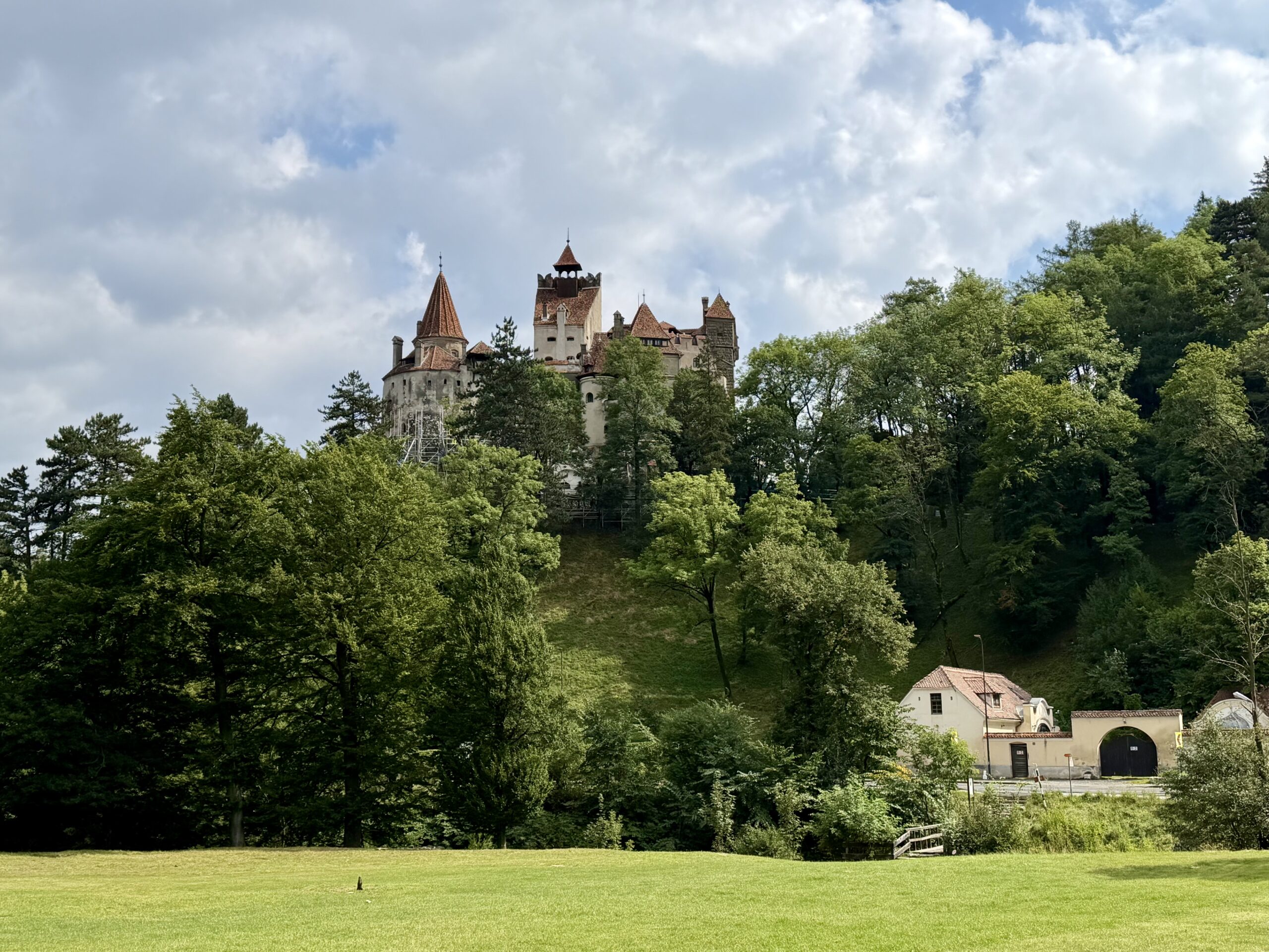 Que faire autour de Brașov ? Les meilleures excursions à moins d'une heure de route Vue sur le château de Bran depuis un point de vue