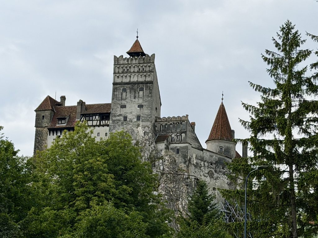 Que faire autour de Brașov ? Les meilleures excursions à moins d'une heure de route Vue sur le château de Bran