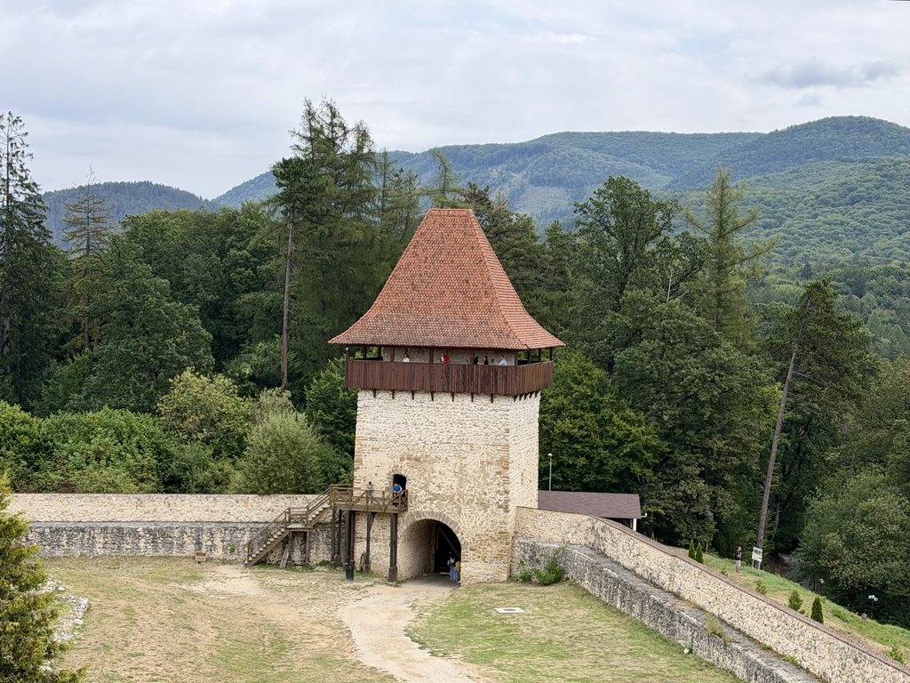Que faire autour de Brașov ? Les meilleures excursions à moins d'une heure de route Vue depuis l'intérieur de la citadelle de Rasnov