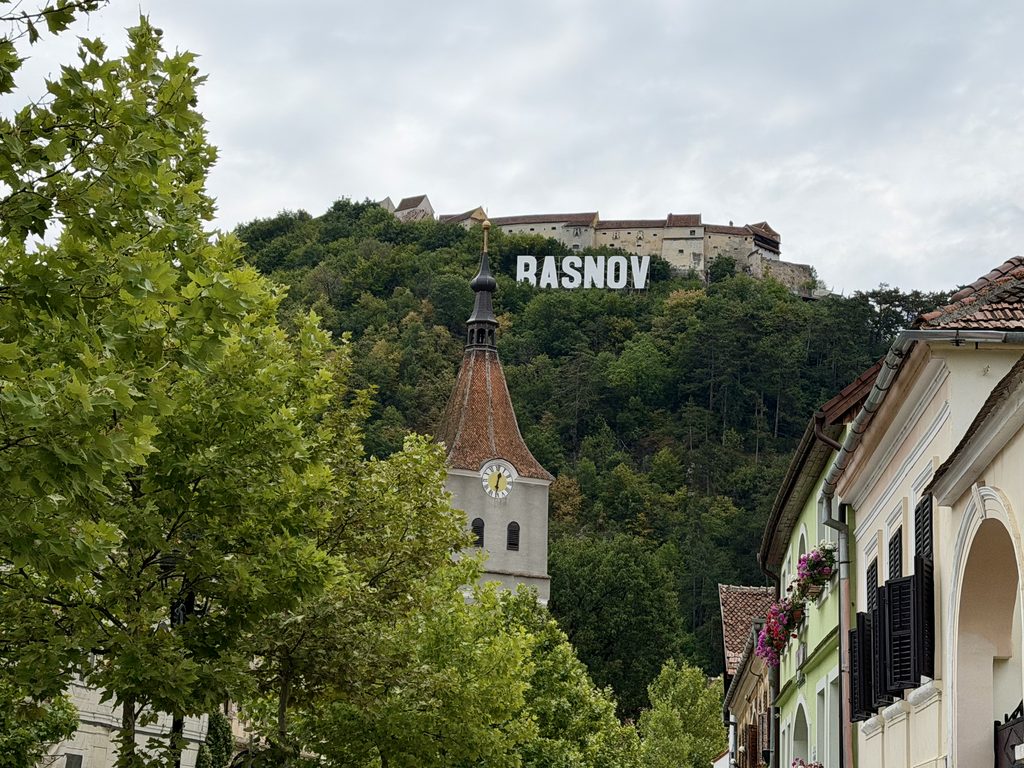 Que faire autour de Brașov ? Les meilleures excursions à moins d'une heure de route Vue de le centre ville de Rasnov