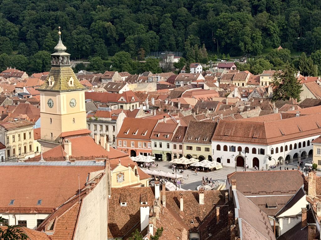 Que voir et que faire à Brașov ? Guide complet & Conseils Vue sur la Place du Conseil depuis la tour Blanche (Turnul Alb) à Brasov
