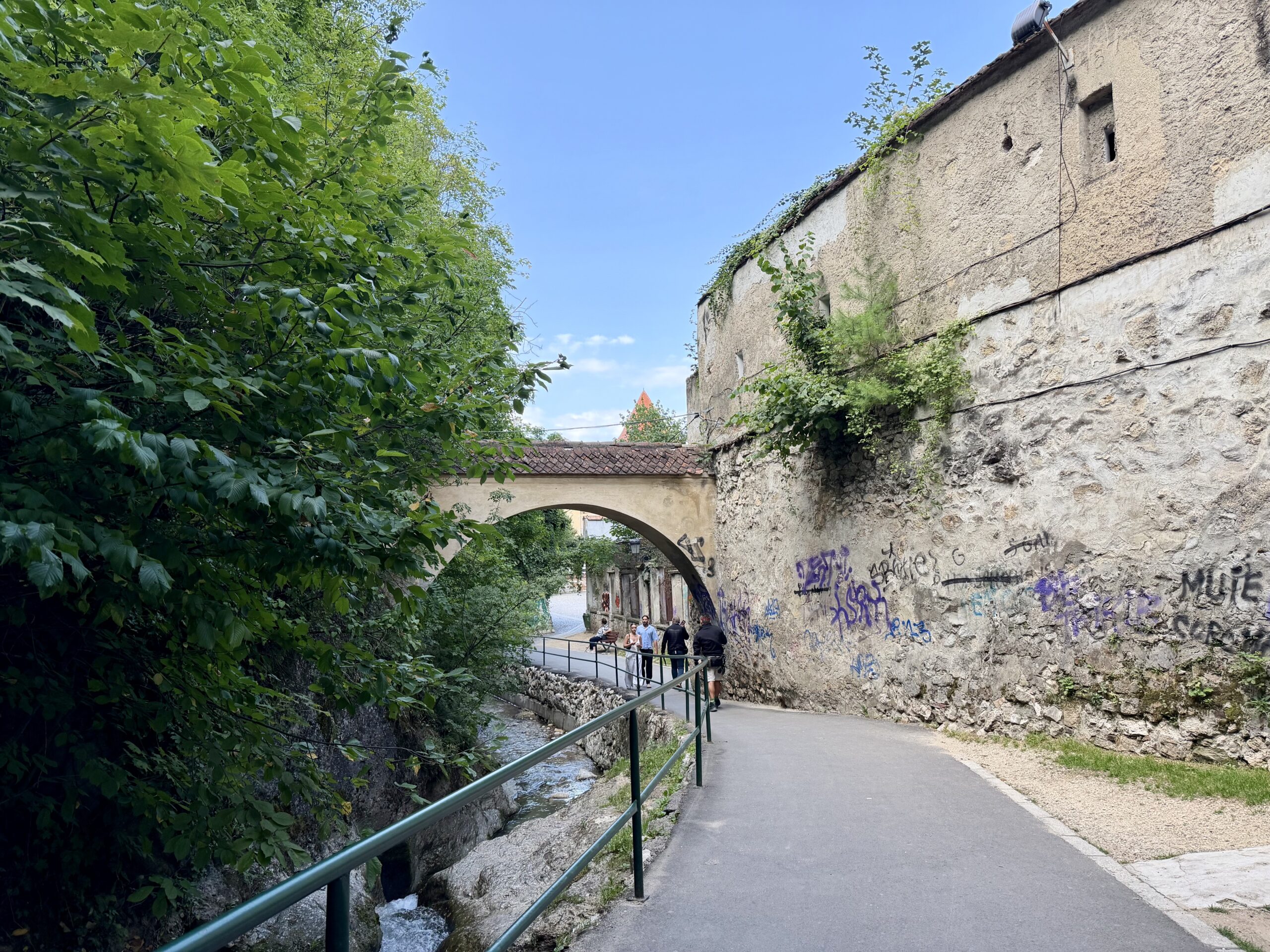 Que voir et que faire à Brașov ? Guide complet & Conseils Vue sur la rue piétonne Strada După Ziduri qui longe le petit canal Graft