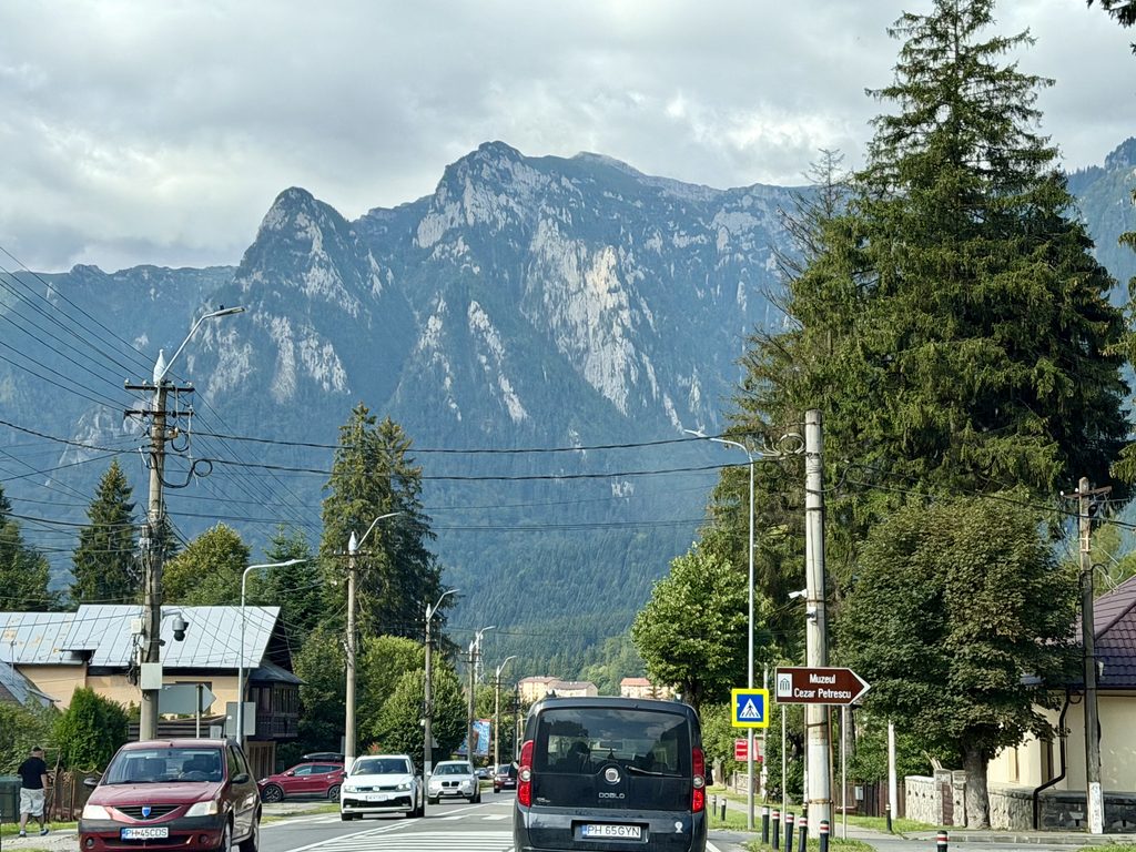 Une journée entre le Parc des Bucegi et Sinaia : notre itinéraire détaillé Vue sur la route entre Brasov et Sinaia