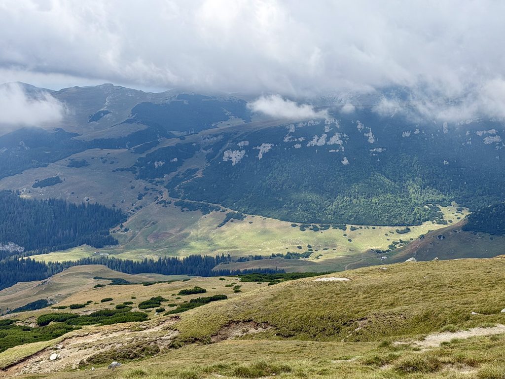 Une journée entre le Parc des Bucegi et Sinaia : notre itinéraire détaillé Panorama nuageux depuis le parc du Bucegi