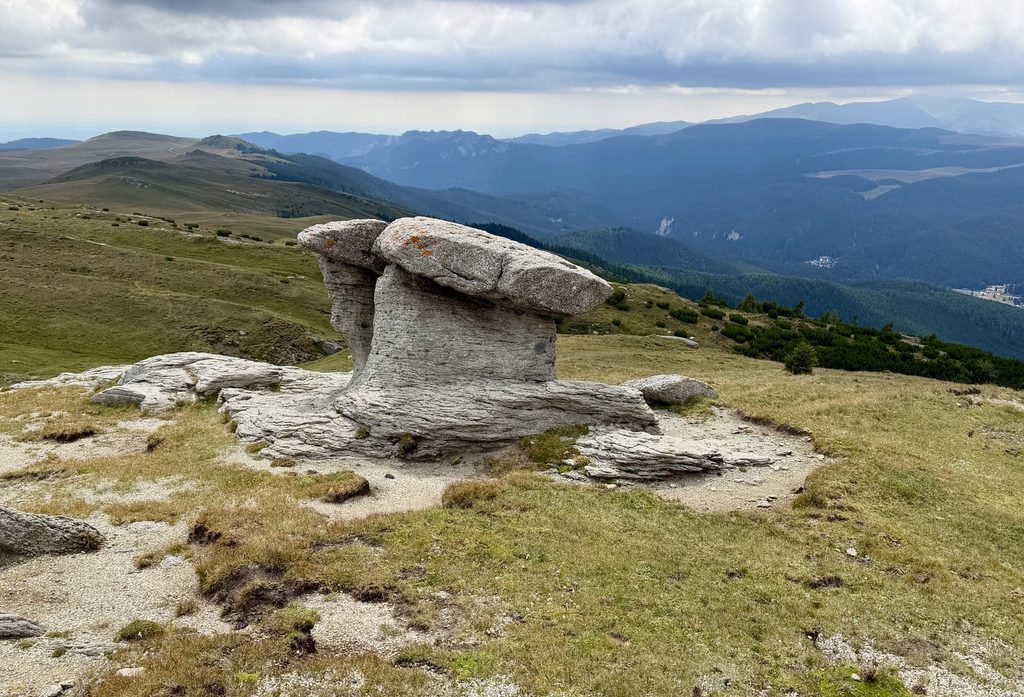 Une journée entre le Parc des Bucegi et Sinaia : notre itinéraire détaillé Formations rocheuses et vue panoramique en arrière plan depuis le parc du Bucegi
