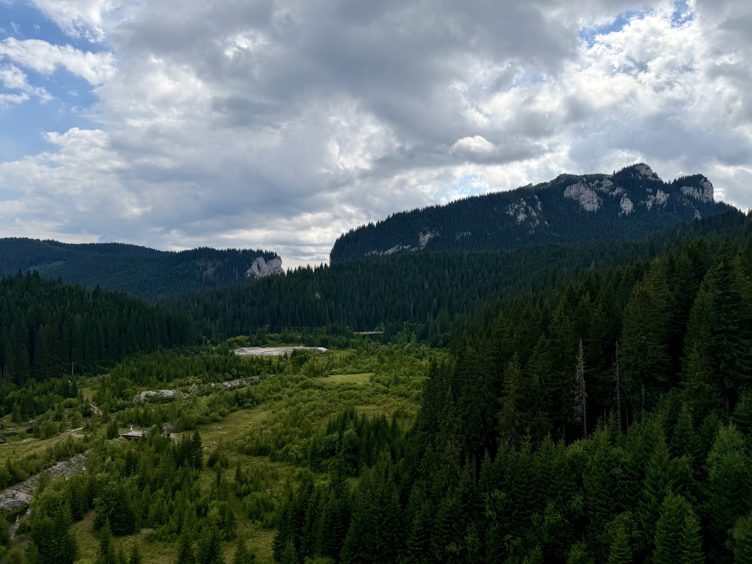 Une journée entre le Parc des Bucegi et Sinaia : notre itinéraire détaillé Vue su les montagnes depuis le barrage du lac Bolboci