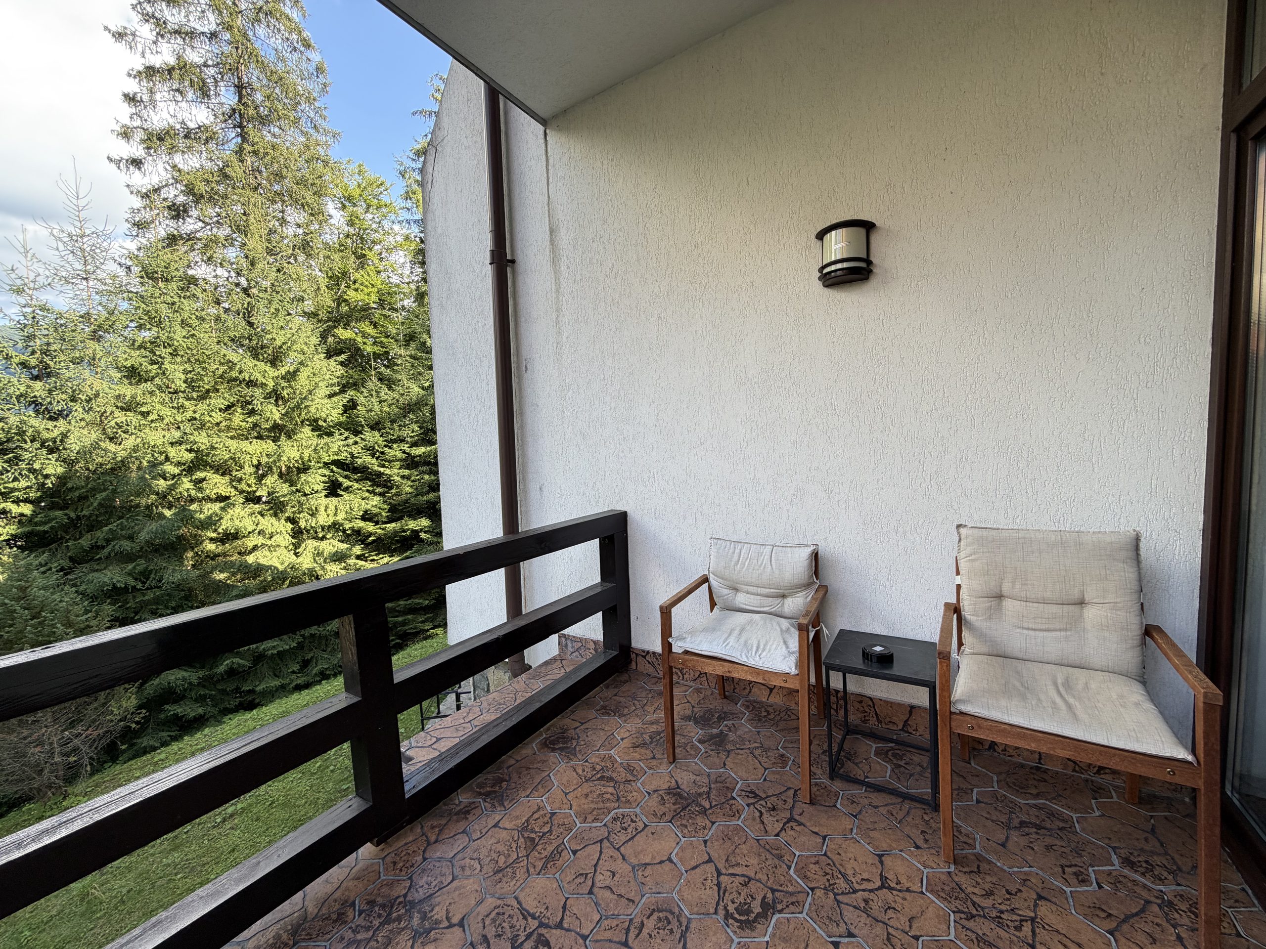 Une journée entre le Parc des Bucegi et Sinaia : notre itinéraire détaillé Terrasse de notre chambre à Vila Tom