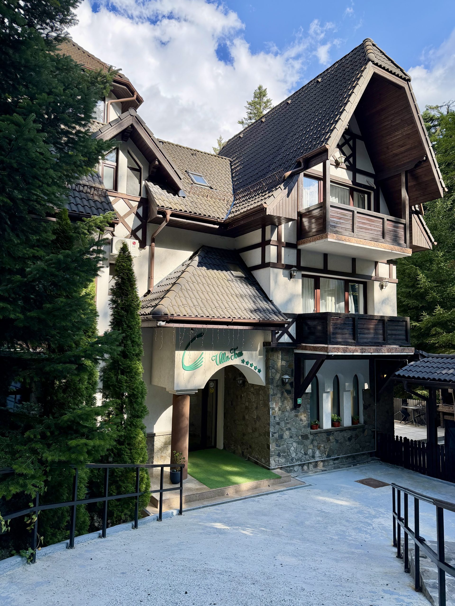 Une journée entre le Parc des Bucegi et Sinaia : notre itinéraire détaillé Façade extérieure de la Vila Tom à Sinaia