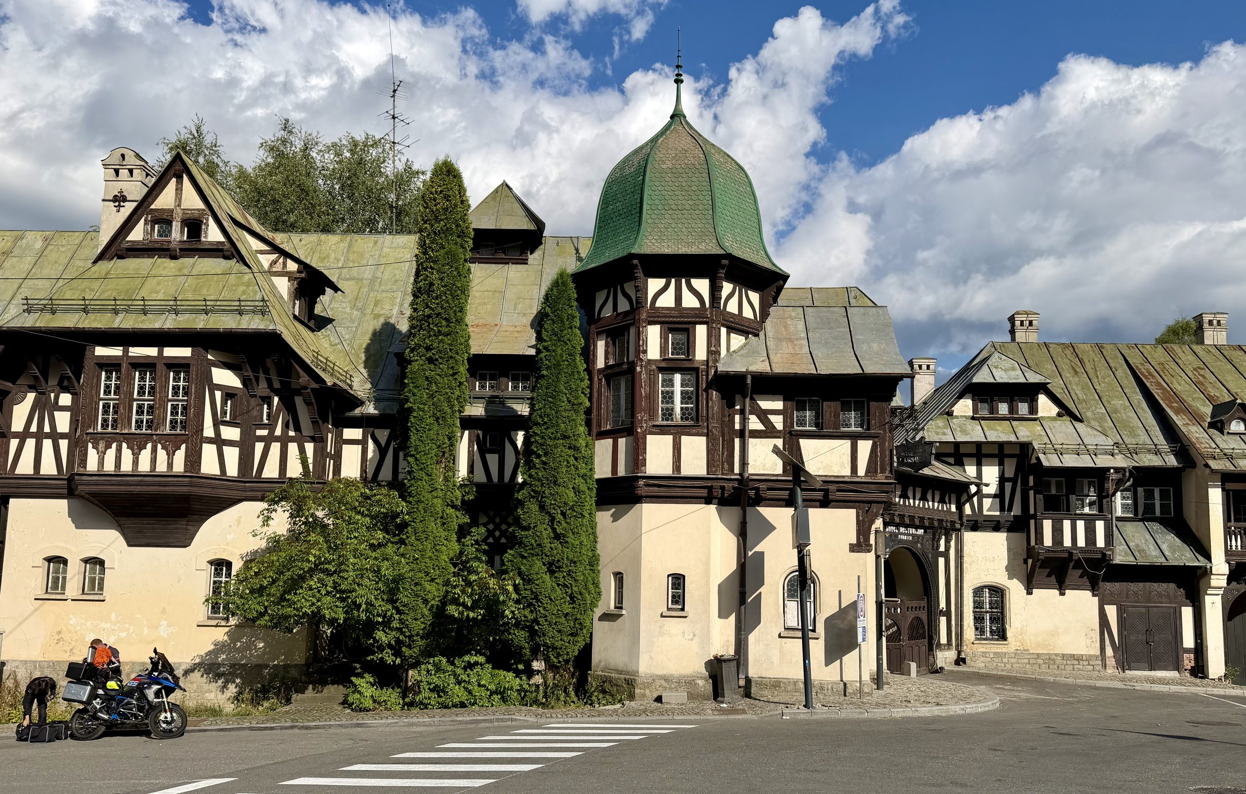 Une journée entre le Parc des Bucegi et Sinaia : notre itinéraire détaillé Vue sur une maison en colombage dans Sinaia