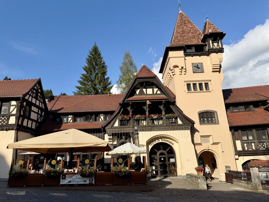 Que faire autour de Brașov ? Les meilleures excursions à moins d'une heure de route Vue sur une tour proche des châteaux à Sinaia