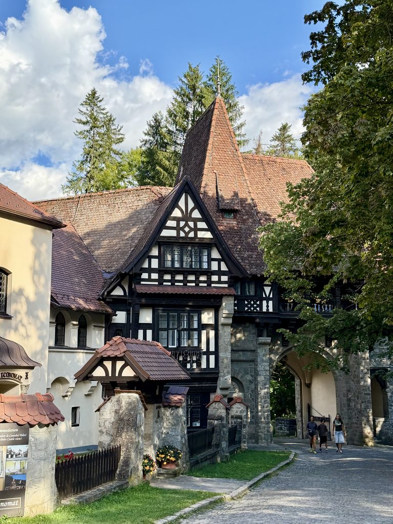 Une journée entre le Parc des Bucegi et Sinaia : notre itinéraire détaillé Une des entrée du parc du château de peles