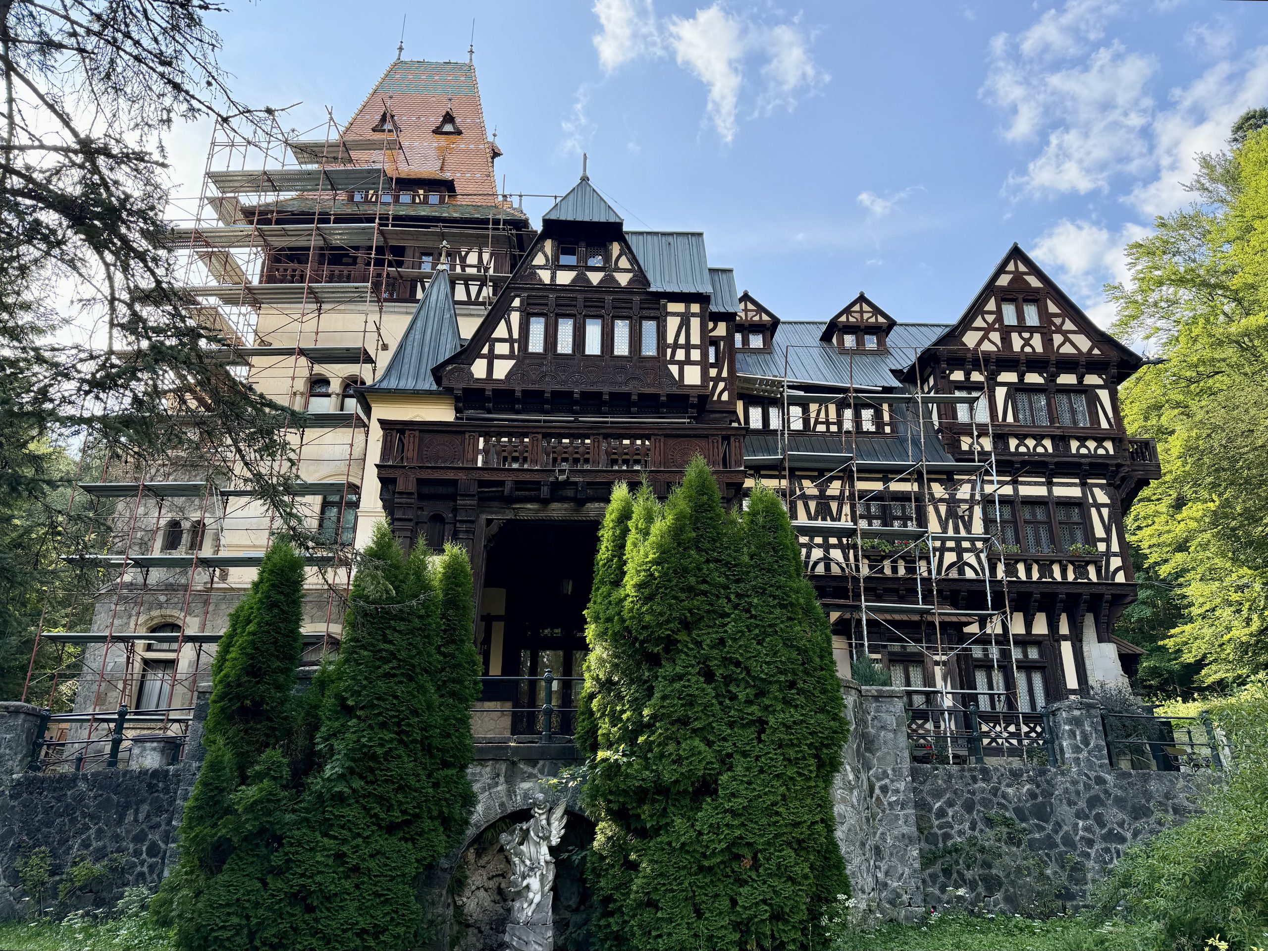 Que faire autour de Brașov ? Les meilleures excursions à moins d'une heure de route Vue sur le Château de Pelisor