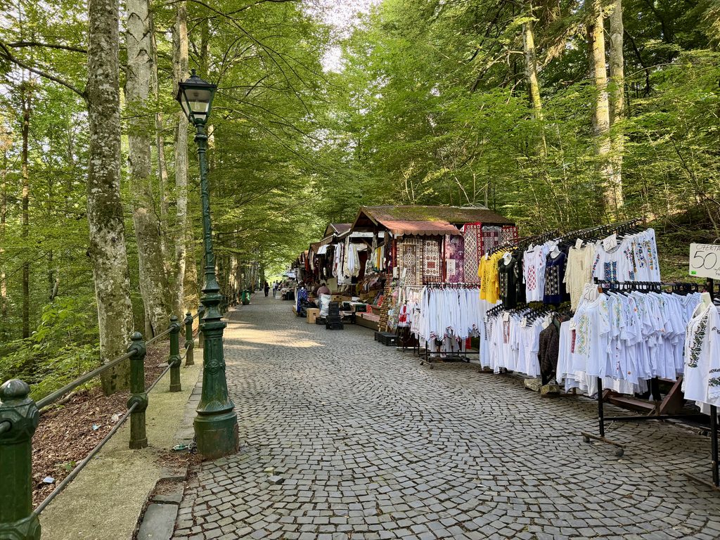 Une journée entre le Parc des Bucegi et Sinaia : notre itinéraire détaillé Vue sur une des allées du parc du château de Peles