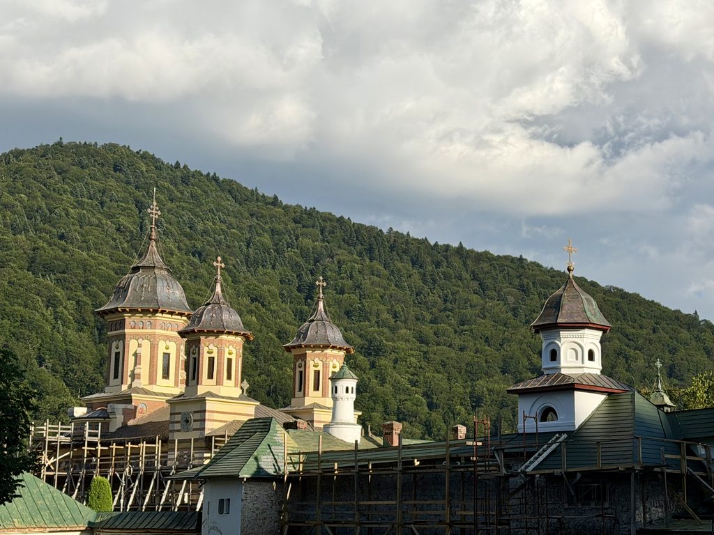 Une journée entre le Parc des Bucegi et Sinaia : notre itinéraire détaillé Vue sur les hauteurs du monastère de Sinaia