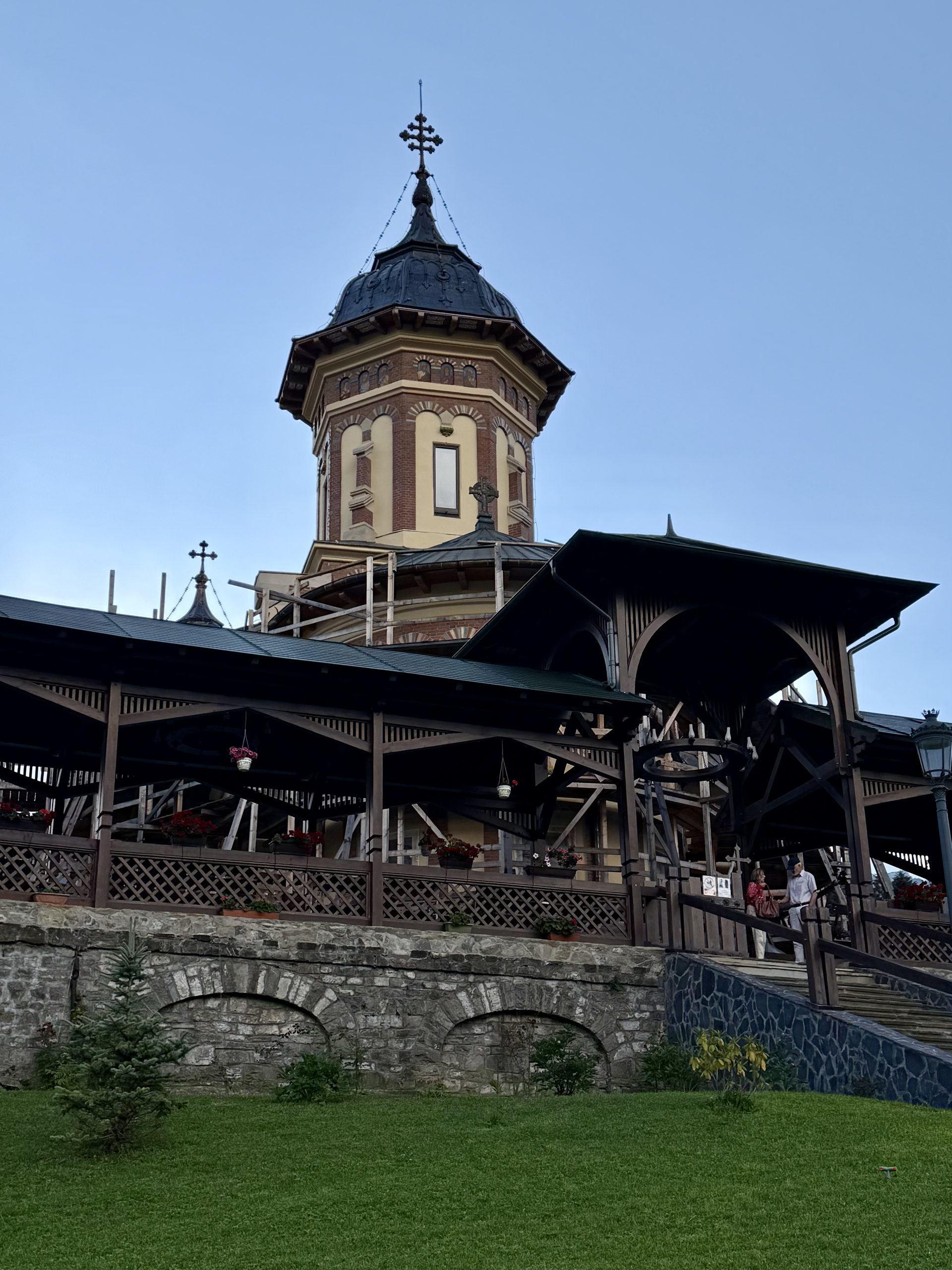 Une journée entre le Parc des Bucegi et Sinaia : notre itinéraire détaillé Vue sur le monastère de Sinaia depuis son parc