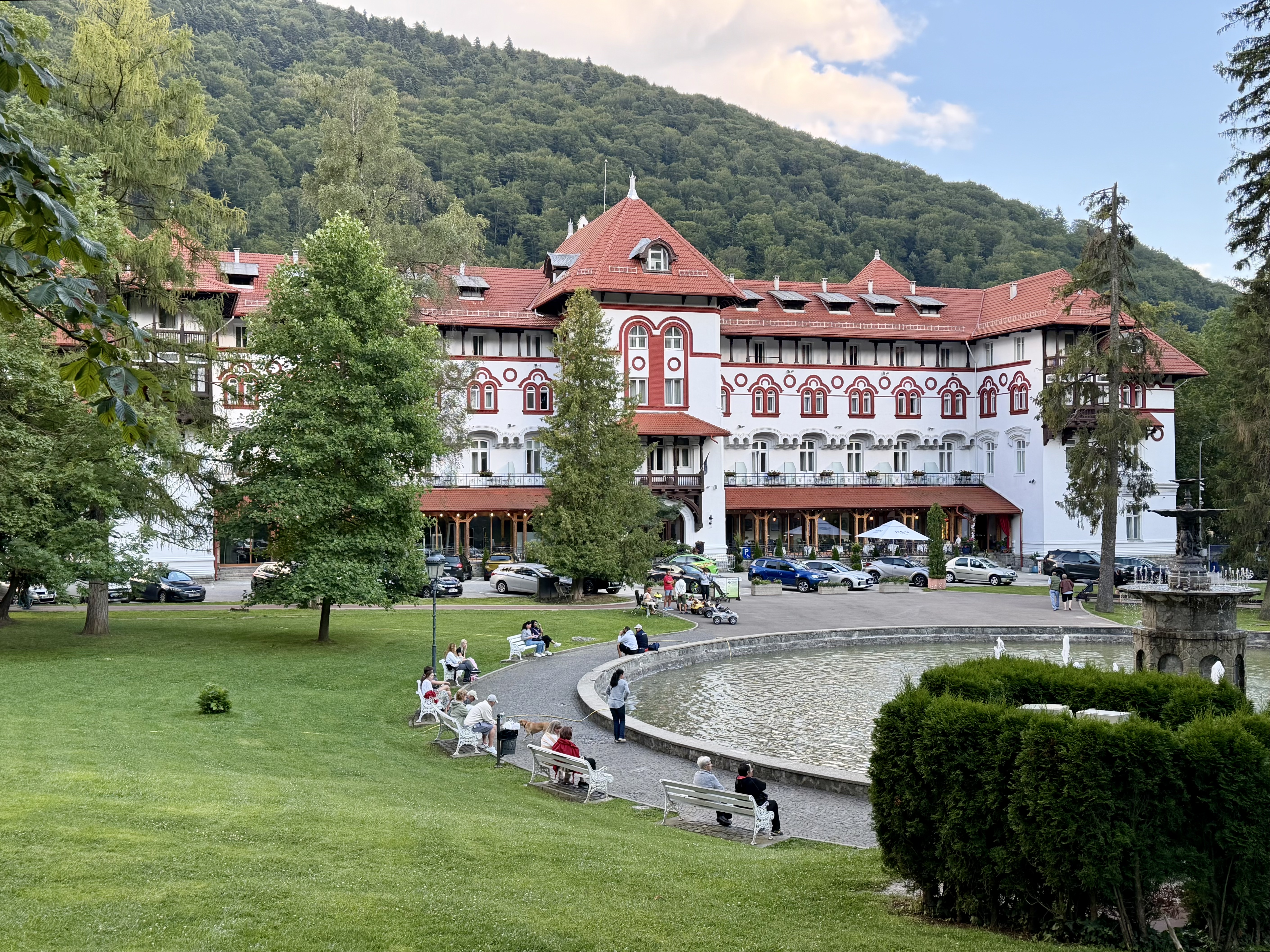 Une journée entre le Parc des Bucegi et Sinaia : notre itinéraire détaillé Vue sur le casino de Sinaia avec sa fontaine