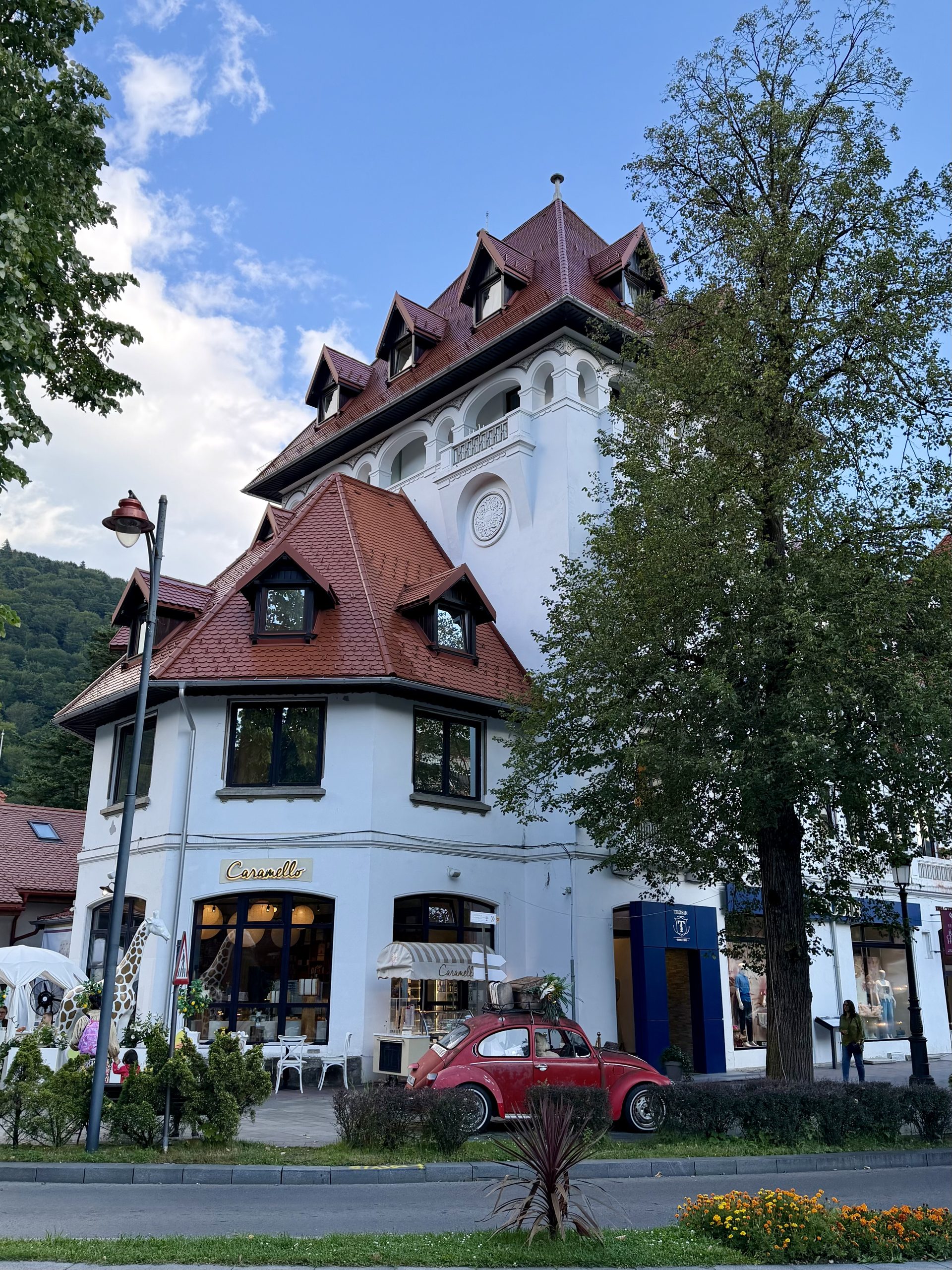 Une journée entre le Parc des Bucegi et Sinaia : notre itinéraire détaillé Vue sur un bâtiment du centre de Sinaia