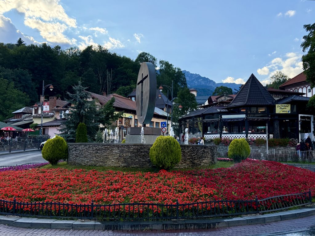 Une journée entre le Parc des Bucegi et Sinaia : notre itinéraire détaillé Vue depuis le centre de Sinaia
